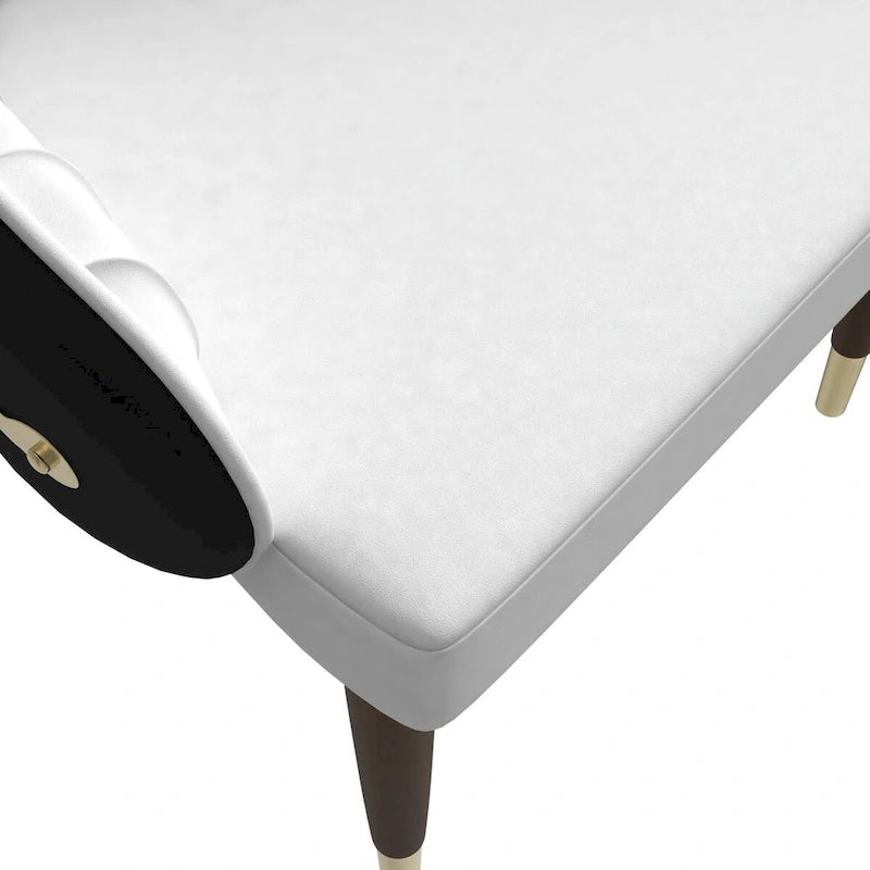 Chaise de salle à manger en cuir avec dossier ondulé et accents dorés Collection Elara
