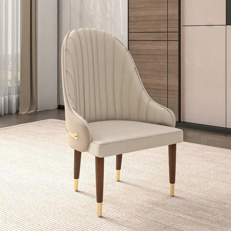 Chaise de salle à manger en cuir avec dossier ondulé et accents dorés Collection Elara