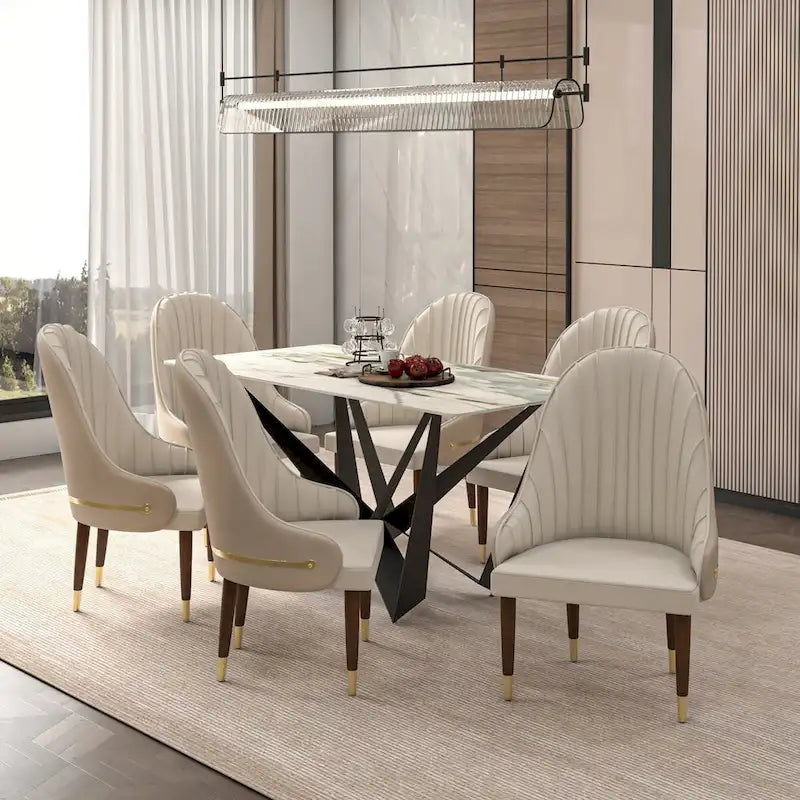 Chaise de salle à manger en cuir avec dossier ondulé et accents dorés Collection Elara