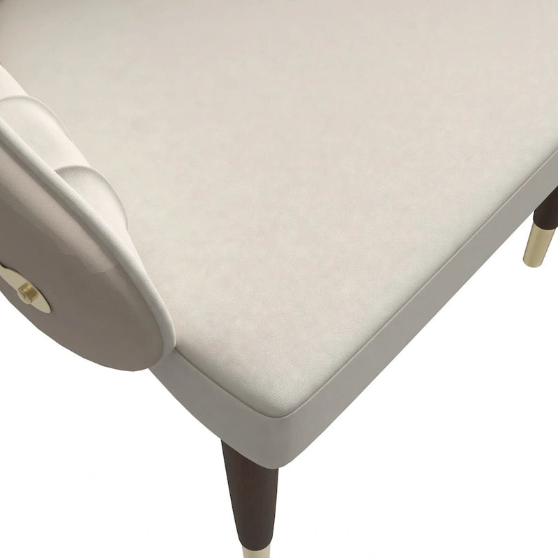 Chaise de salle à manger en cuir avec dossier ondulé et accents dorés Collection Elara